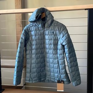 North Face women’s winter jacket. New with tags in goblin blue!